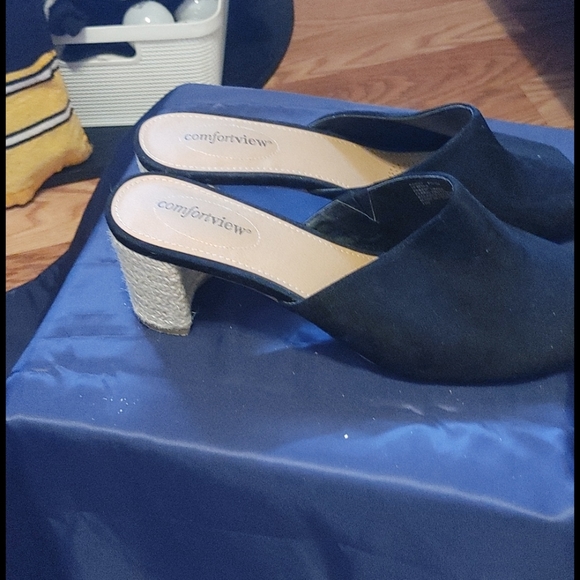 Shoe - Picture 2 of 3